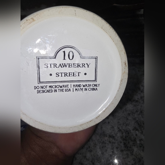 White PORCRLAIN VASE - Picture 5 of 5